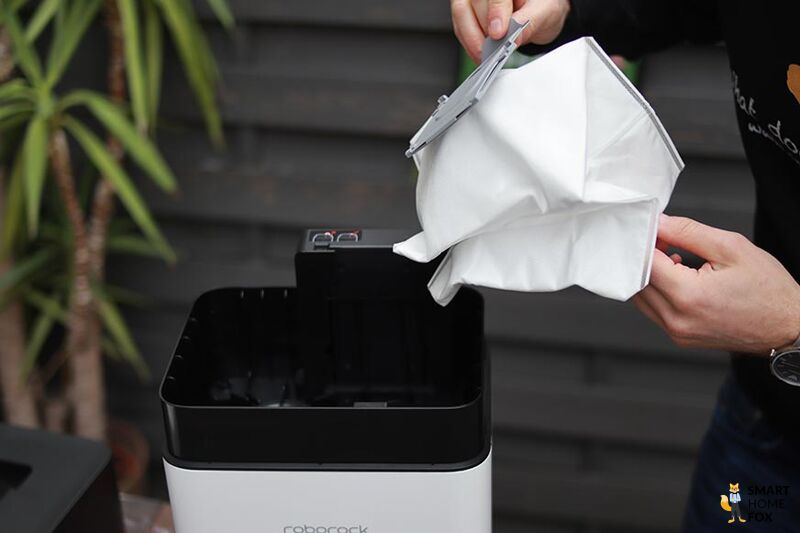 Der Staubsaugerbeutel ist in der Absaugstation des Roborock Q7 Max+ eingesetzt